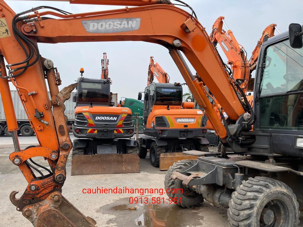 CHO THUÊ MÁY XÚC BÁNH LỐP GIÁ RẺ TẠI HẠ LONG LIÊN HỆ: 0913.581.951