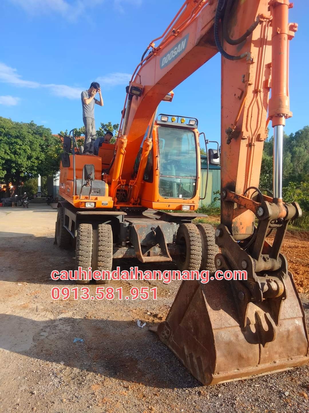 CHO THUÊ MÁY XÚC THEO GIỜ GIÁ RẺ NHẤT QUẢNG YÊN LIÊN HỆ: 0913.581.951